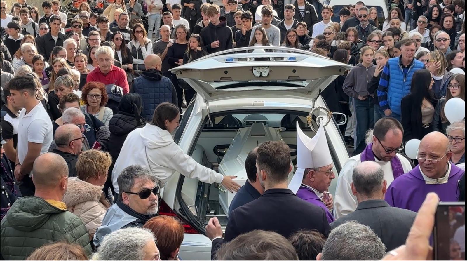 Vallecrosia, l'ultimo saluto a Lara, 16 anni: lacrime e silenzio in una chiesa gremita