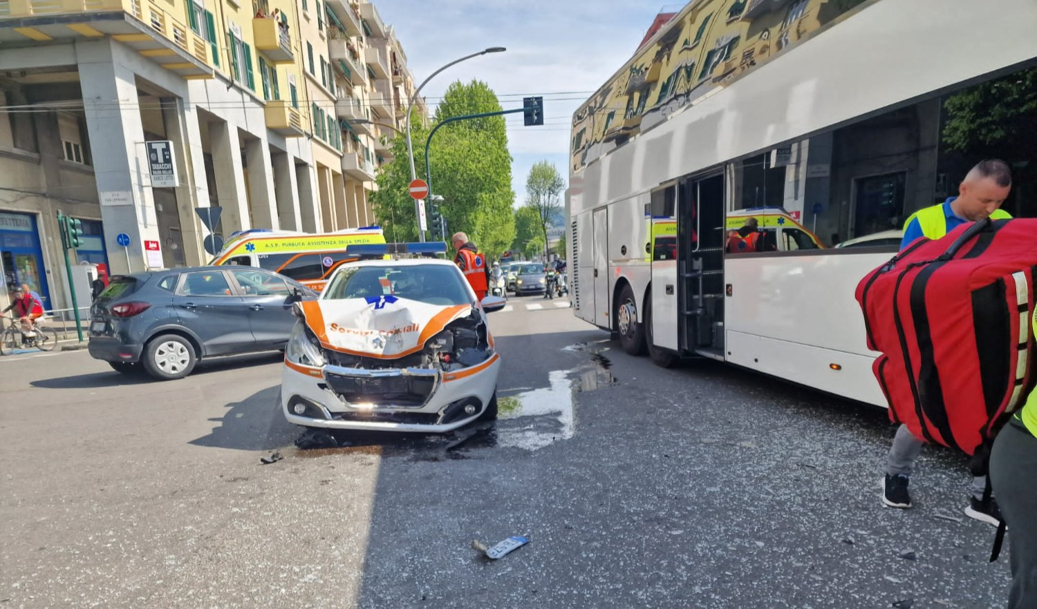 La Spezia, automedica che trasportava plasma si scontra con pullman di turisti serbi