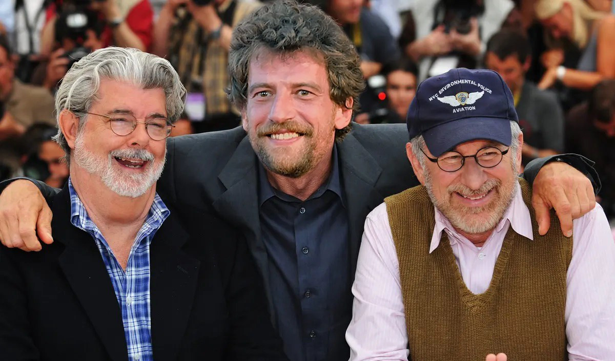 Maurizio Lastrico nei panni di Spielberg nel biopic: ma è un pesce d'aprile