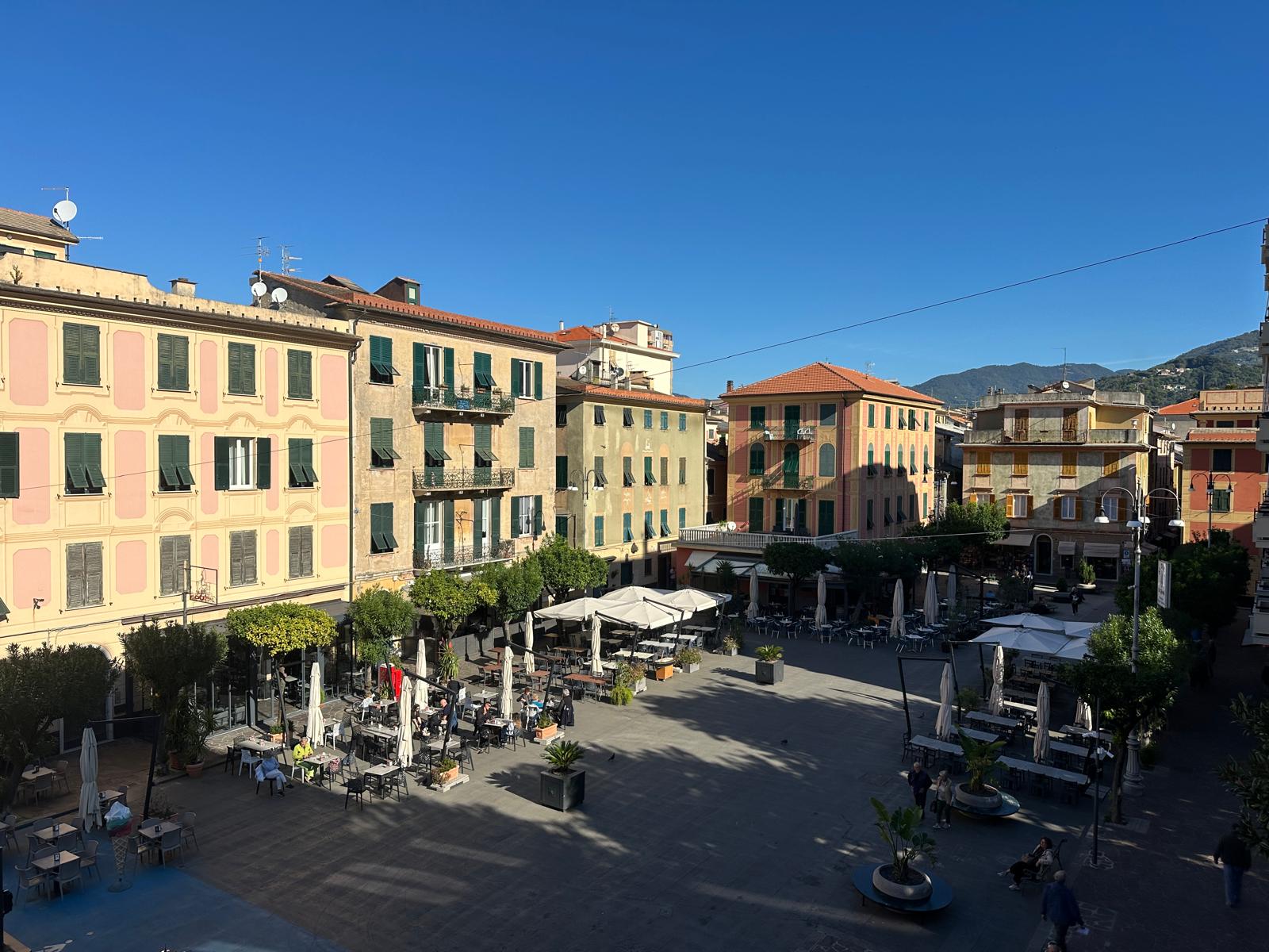 Una piazza con delle case