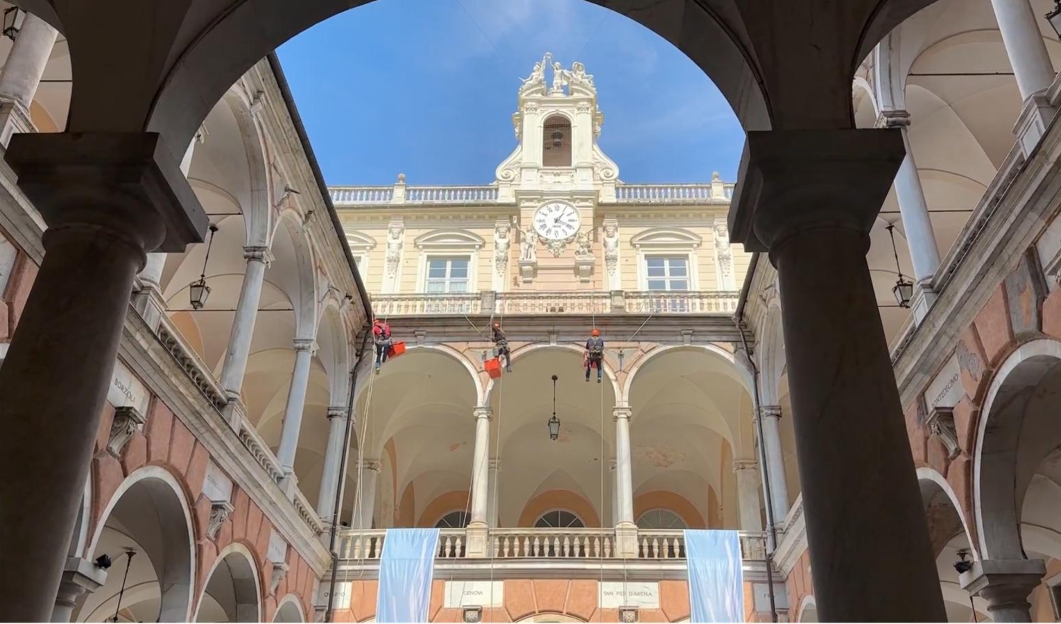 Genova, lavori 'acrobatici' di restauro a Palazzo Tursi