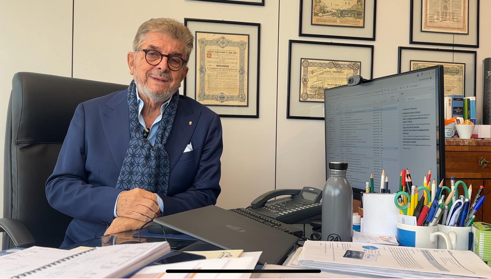 Un uomo seduto a una scrivania