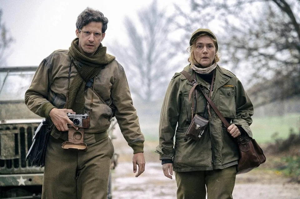 Kate Winslet e Andy Samberg in una scena di 'Lee Miller' Un uomo e una donna