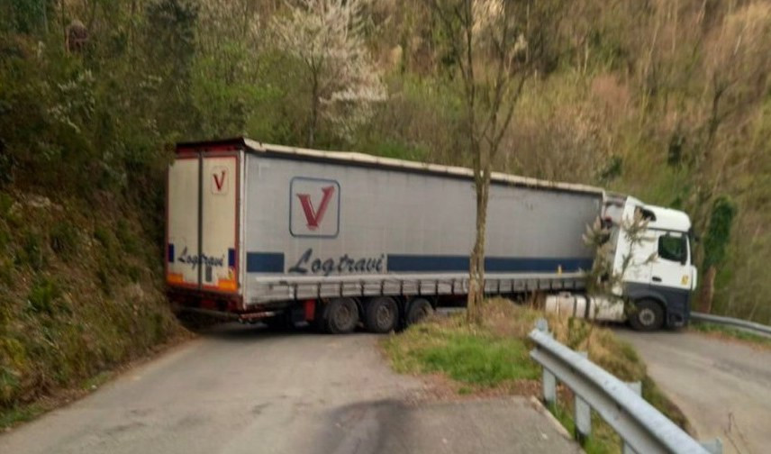 Camion incastrato, bloccata la SP32 da Leivi