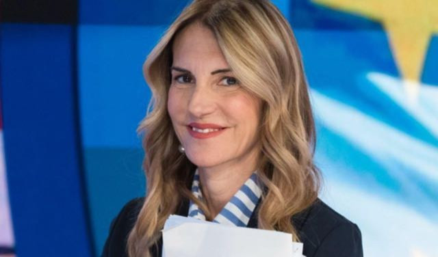 Senatrice Raffaella Peita Donna con fogli in mano che sorride