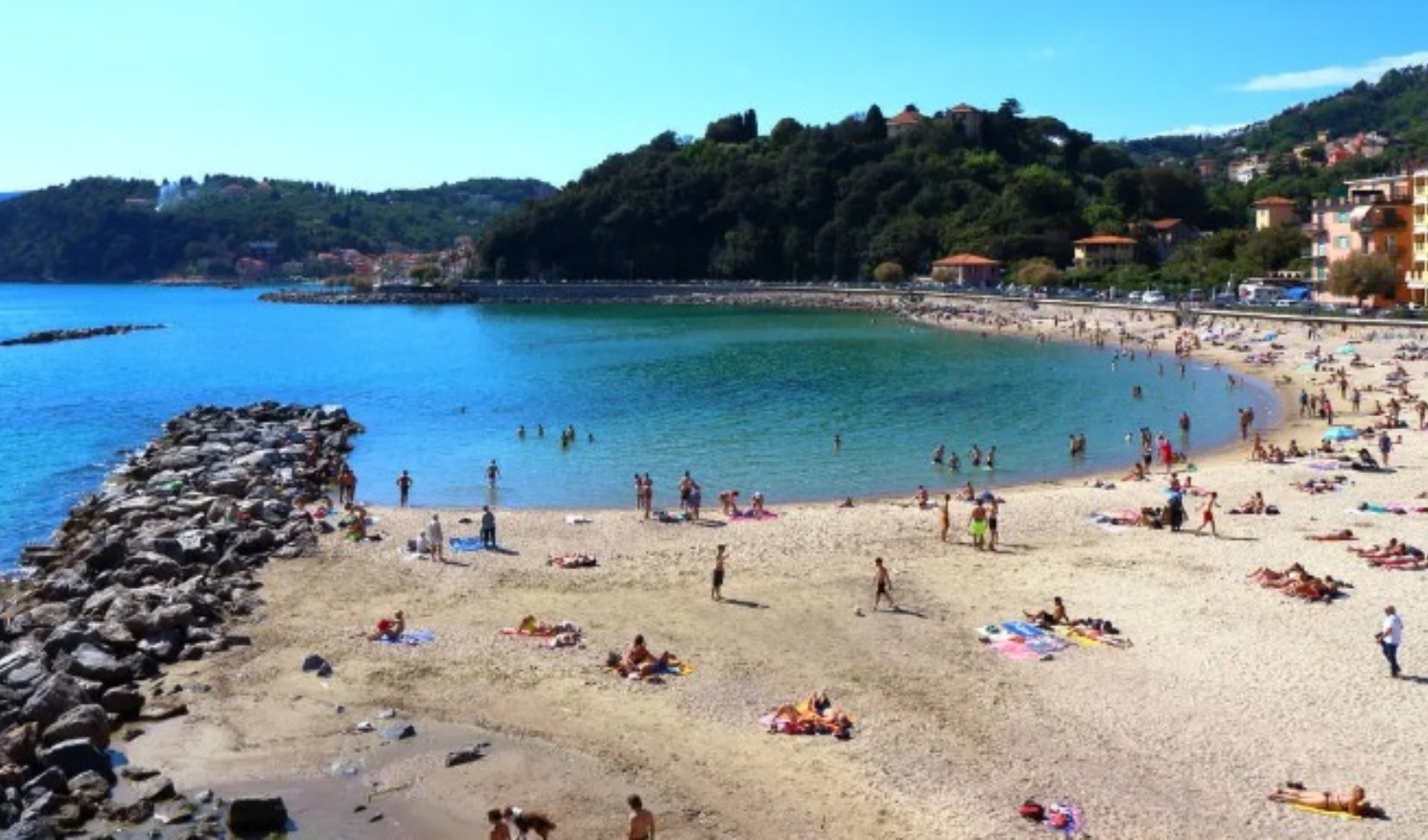 Settanta bimbi con gastroenterite, chiuse due spiagge a Lerici