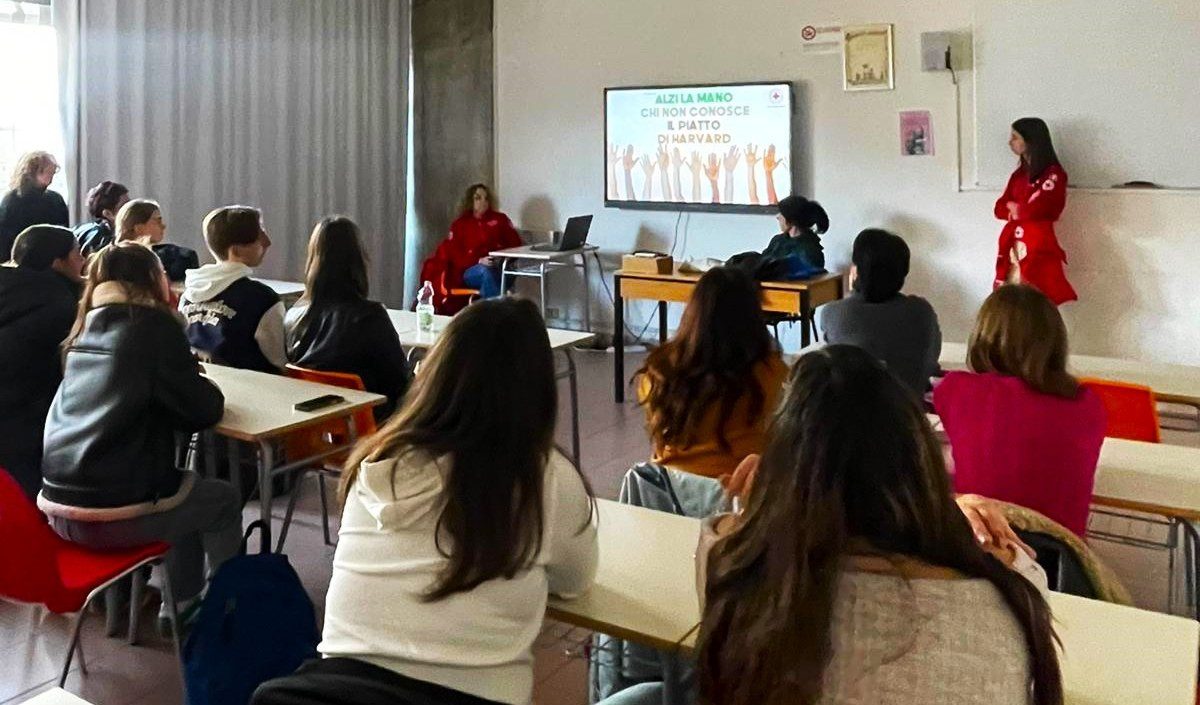 La Spezia, 450 studenti a lezione di alimentazione dalla Croce Rossa