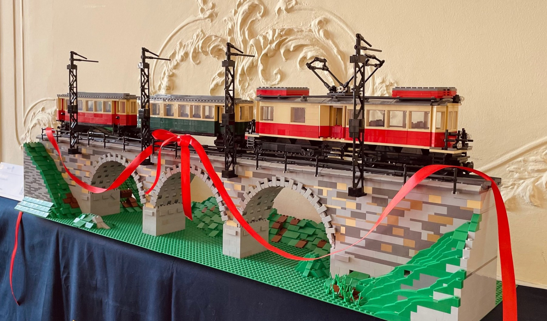 Genova, in mostra alla stazione di Manin lo storico trenino rosso realizzato in Lego