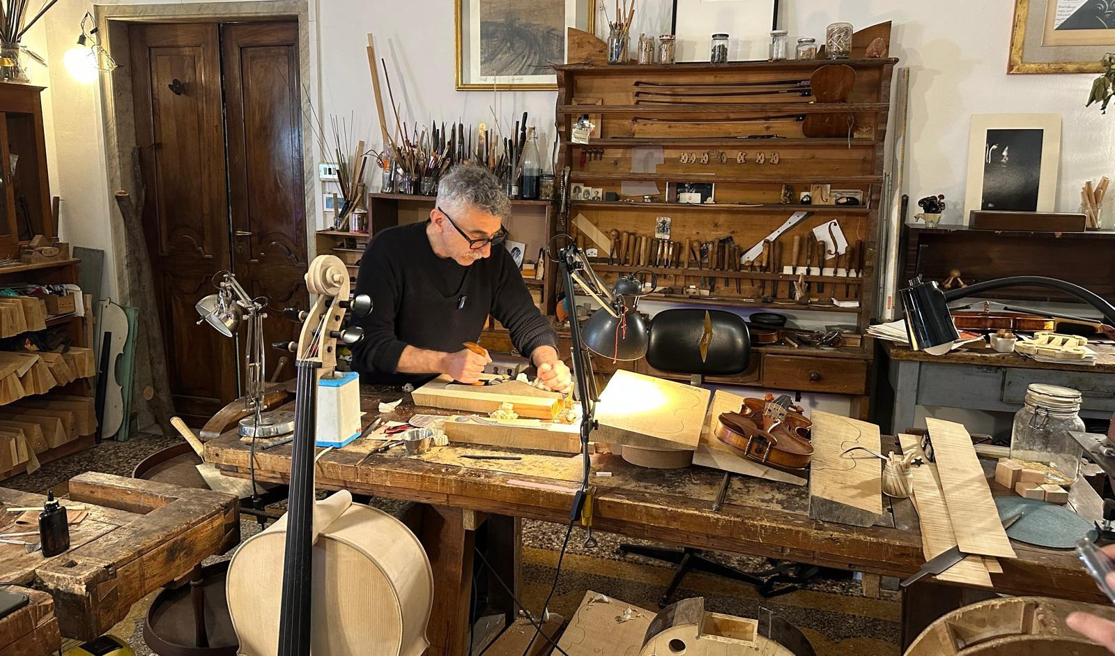 Un uomo con tanti strumenti