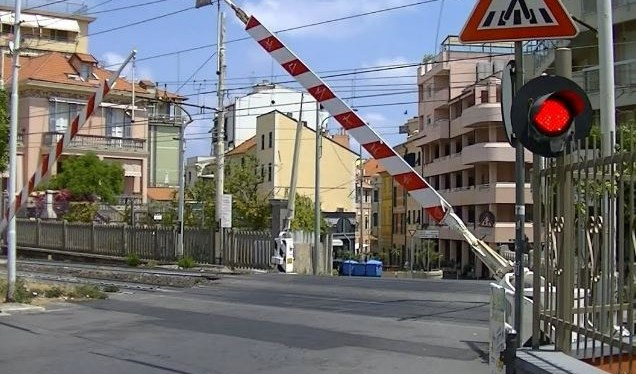 Provò a passare nonostante chiusura sbarre, patteggia autista investito da treno