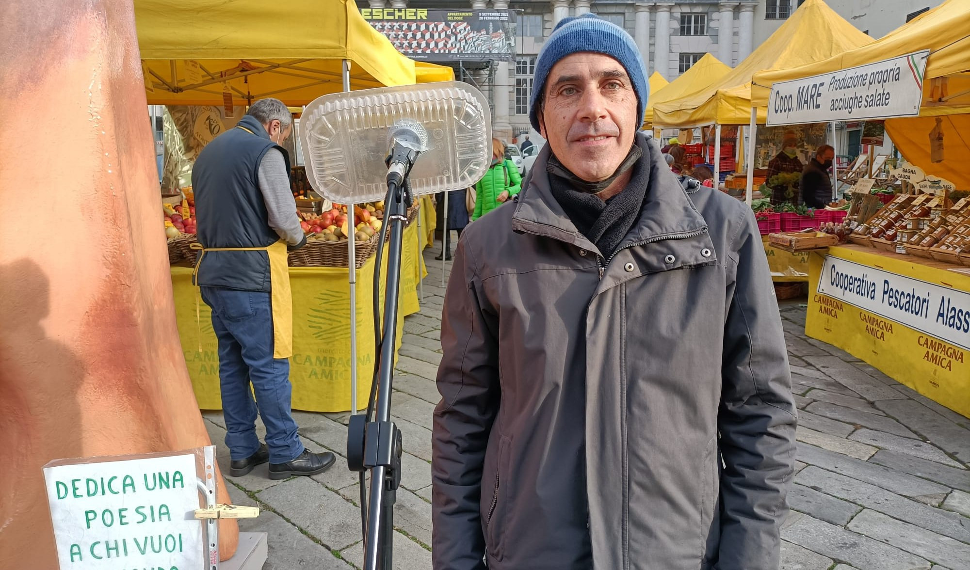 Genova, Luca Bertoncini: il poeta che declama la poesia per strada