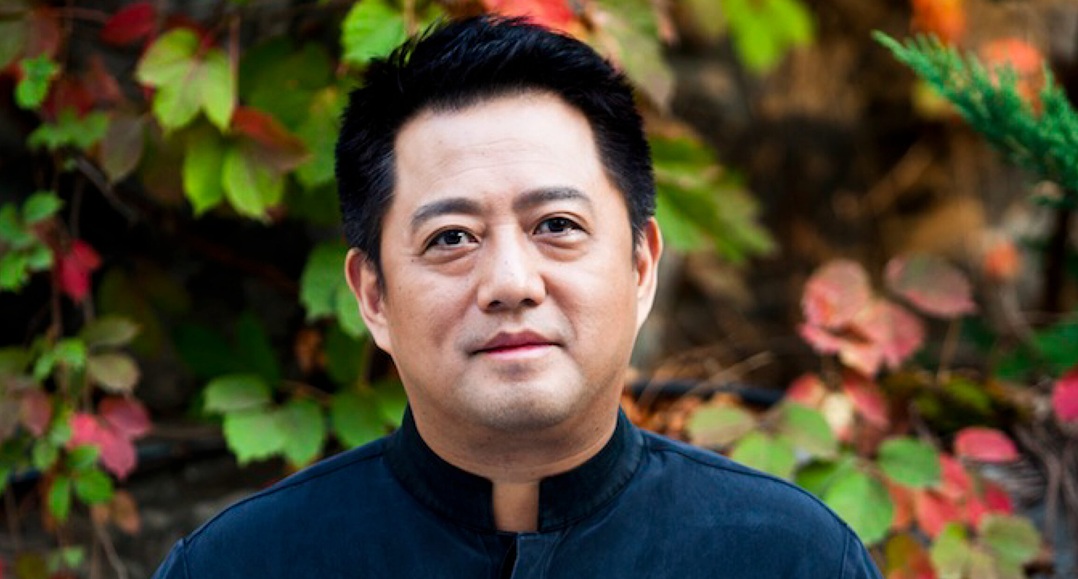 Il direttore d'orchestra Lü Jia