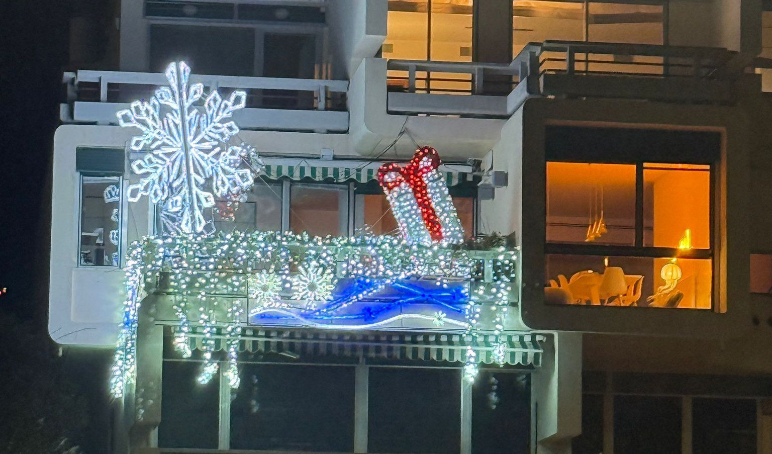 Ritornano le luci di Natale sulla terrazza di corso Italia con la neve vista mare