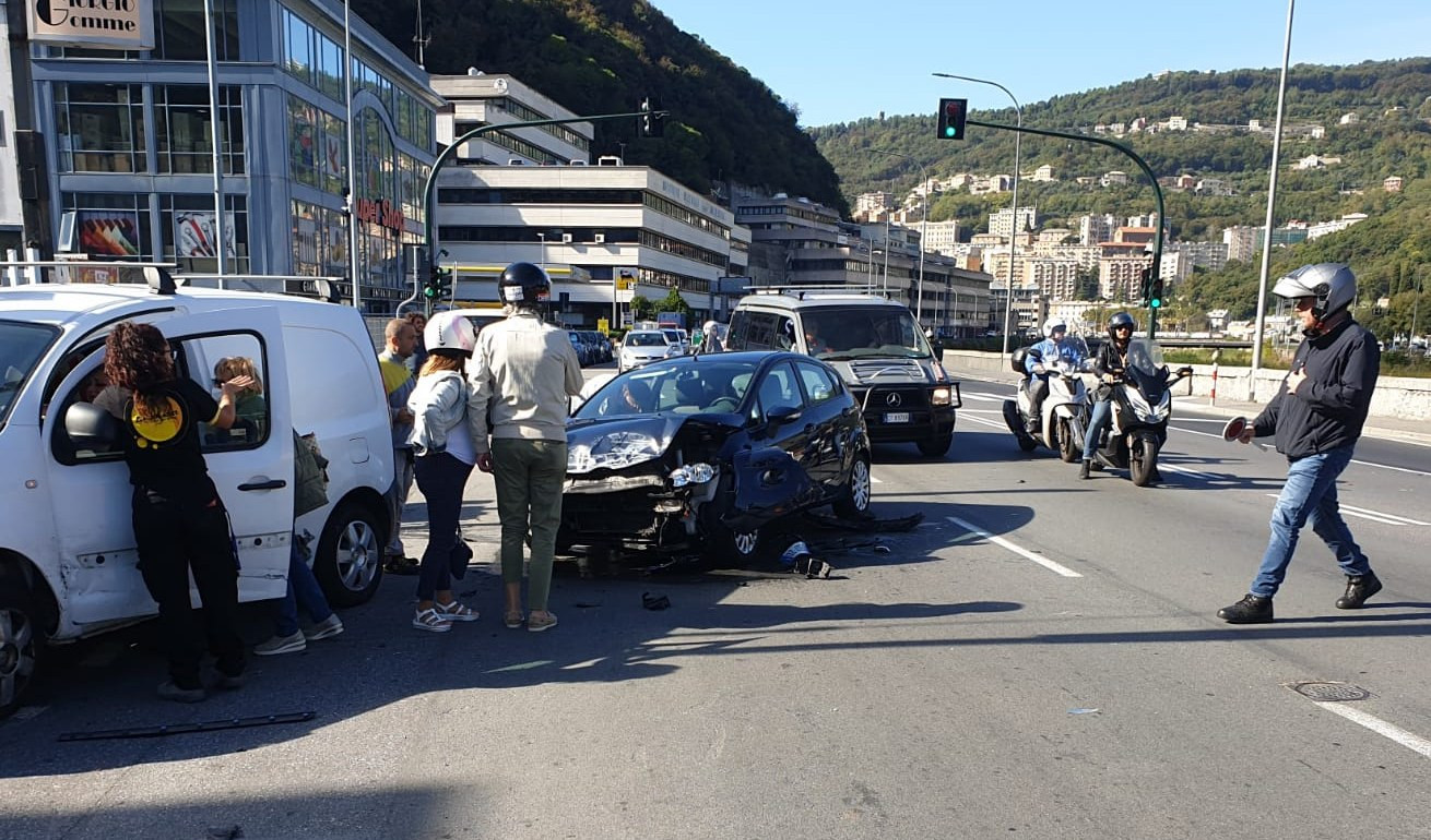 Genova, Staglieno: incidente coinvolge tre auto, una donna ferita