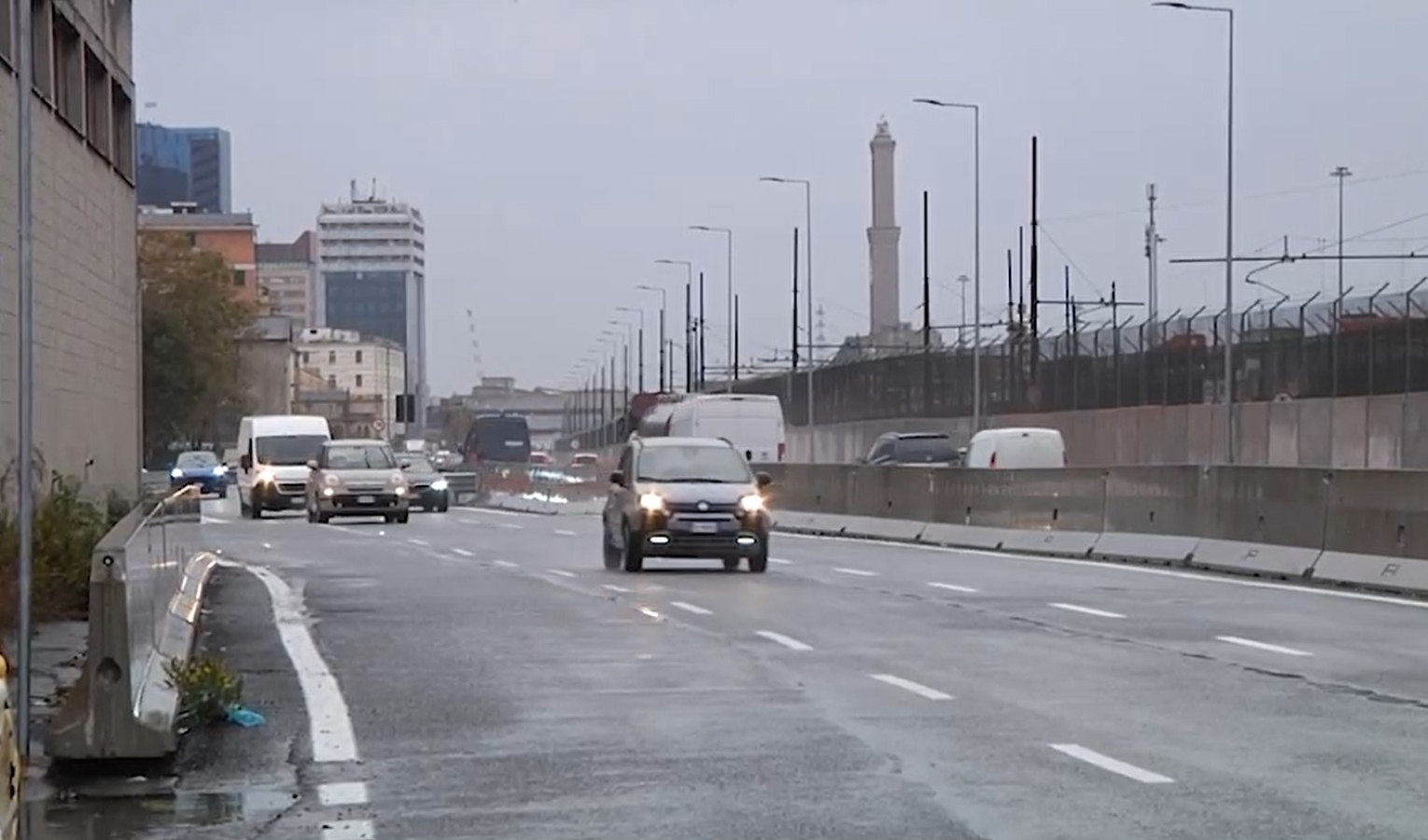 Genova, cade in moto a causa della strada dissestata: due indagati