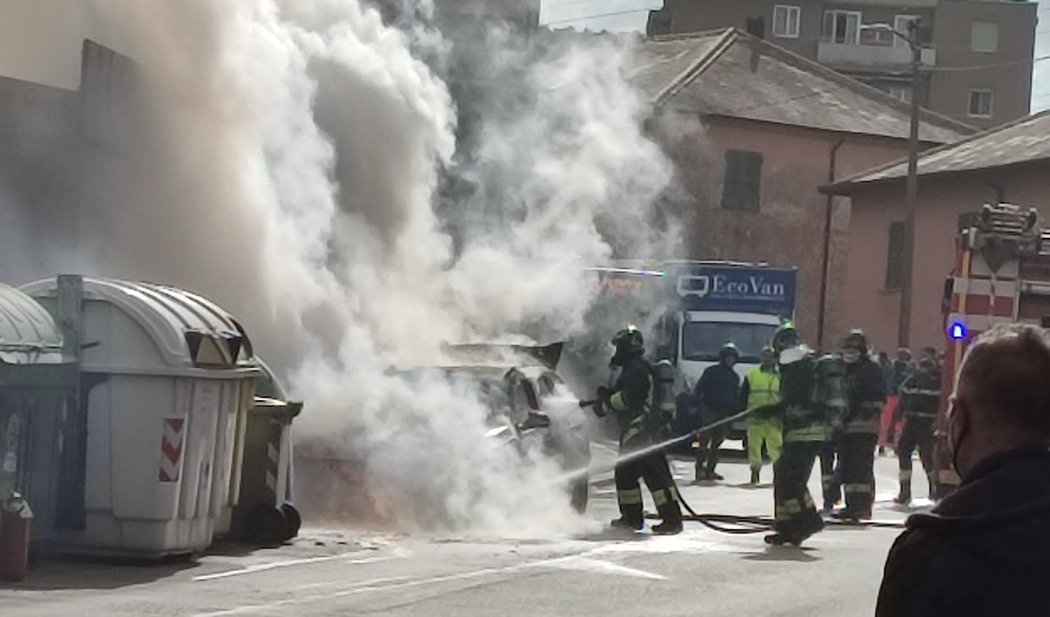 Giornata di macchine in fiamme a Genova: due incendi nel pomeriggio