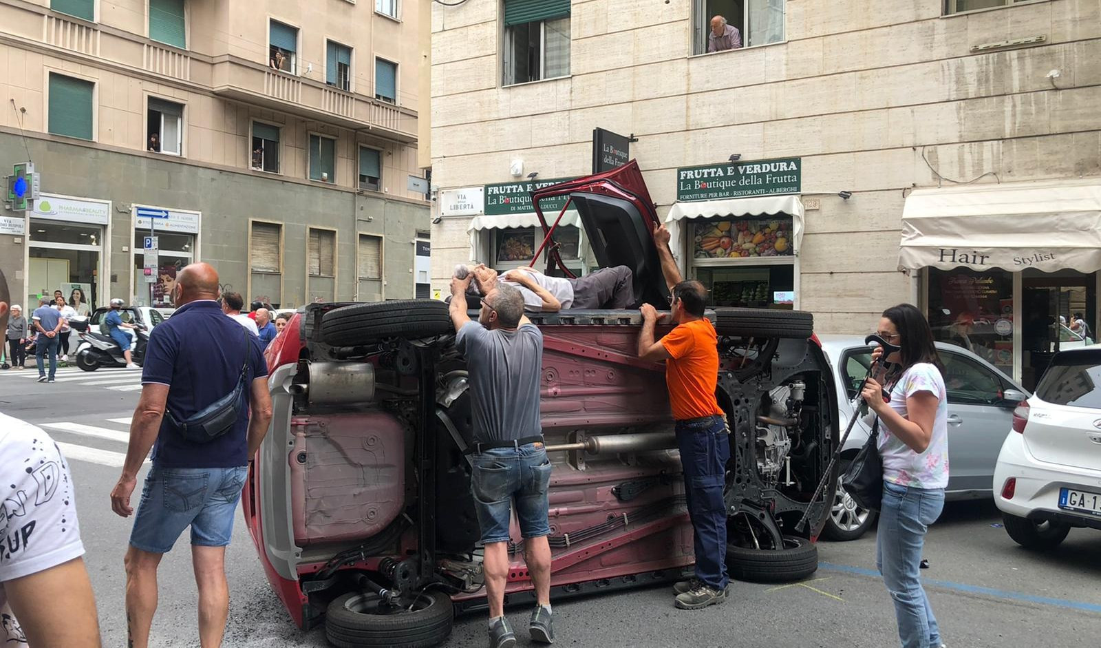 Genova, paura alla Foce: scontro tra due auto, una si ribalta