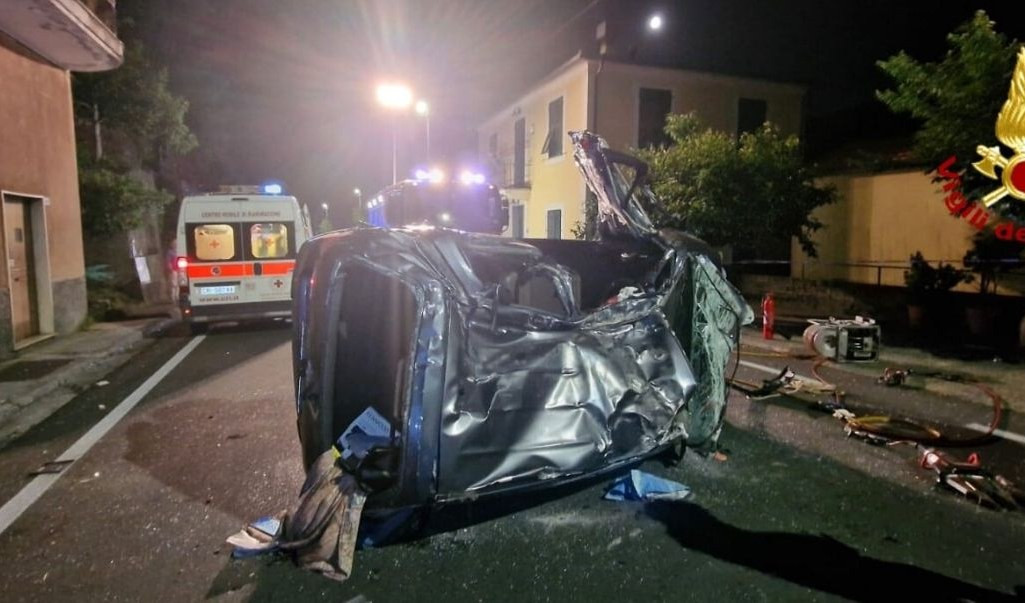 Perde il controllo dell'auto e si cappotta: due feriti gravi