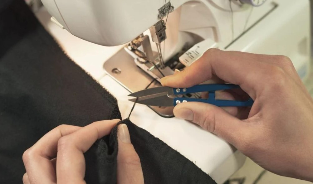 Genova, macchine per cucire e taglierine non sicure: arriva la multa
