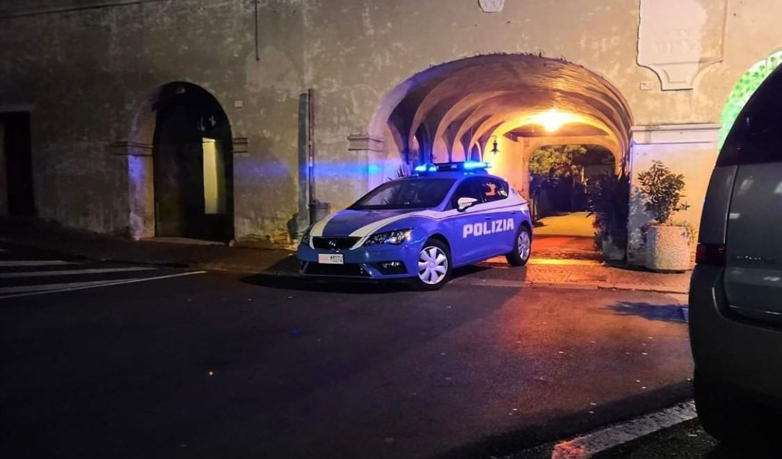 Genova, lei lo lascia lui la insegue e prova a strangolarla: paura a Borgoratti