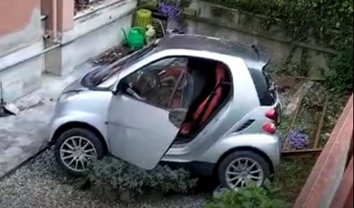 Genova, perde il controllo dell'auto e precipita in un giardino