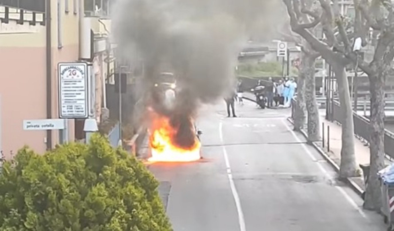 Auto in fiamme a Recco, problemi al traffico vicino al casello autostradale