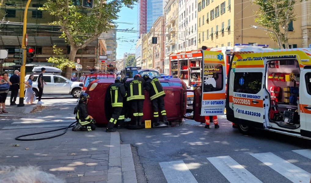 Genova, auto si ribalta in corso Torino: pompieri estraggono passeggero