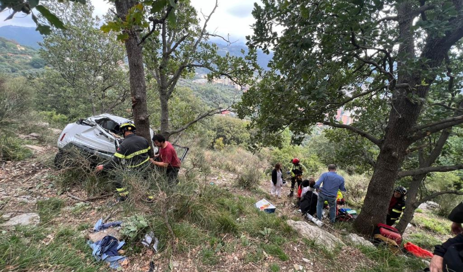 Genova, uomo cade con l'auto per circa 300 metri