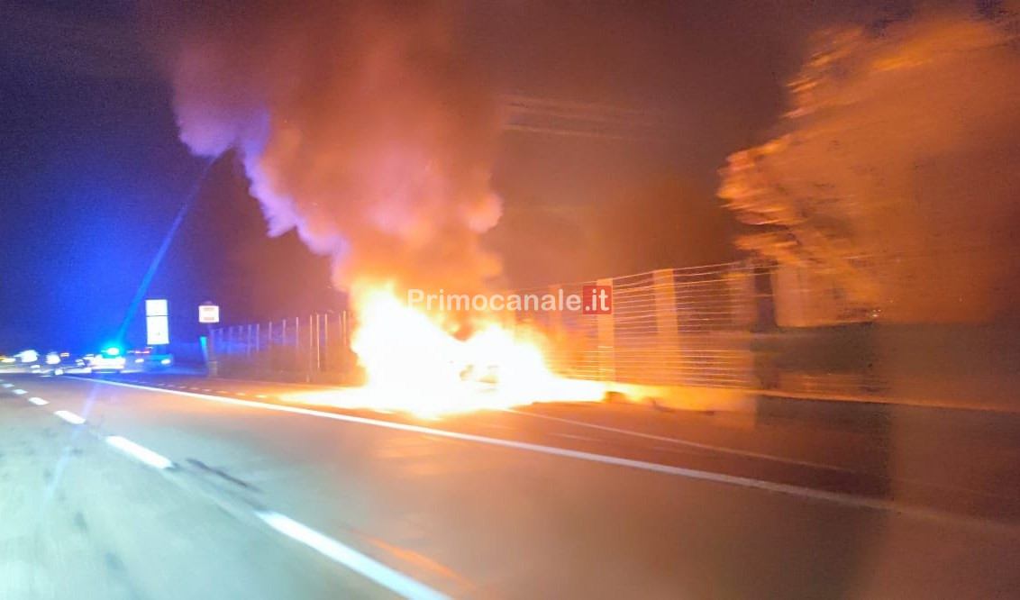 Autostrade, veicolo in fiamme in A7