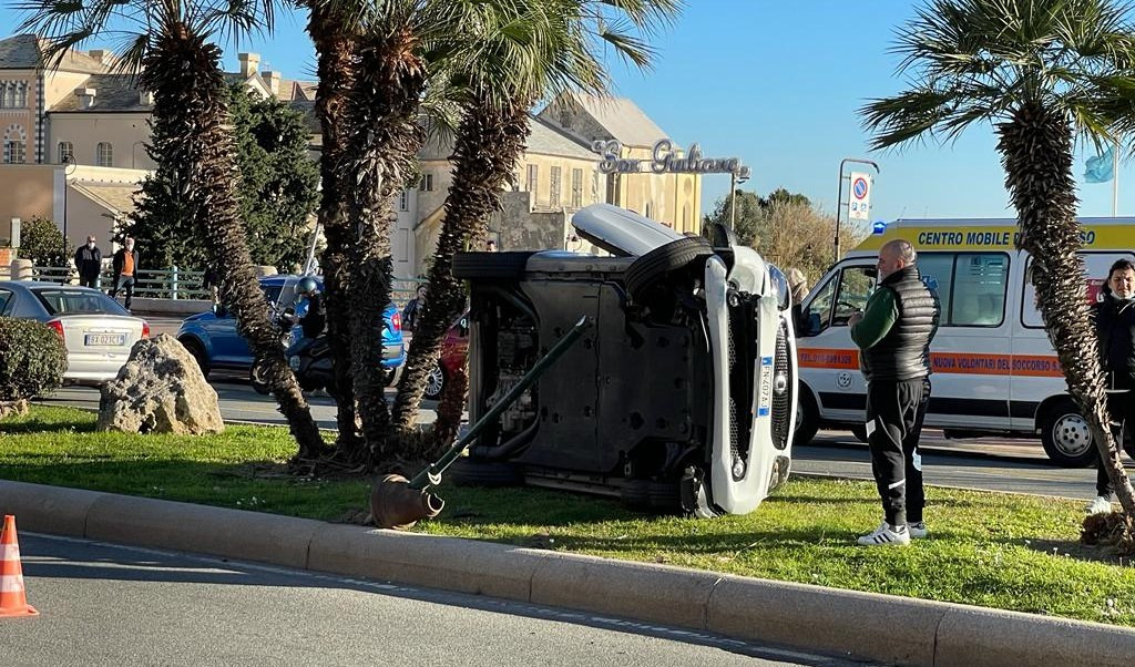 Genova, mezzo si ribalta in via Podgora