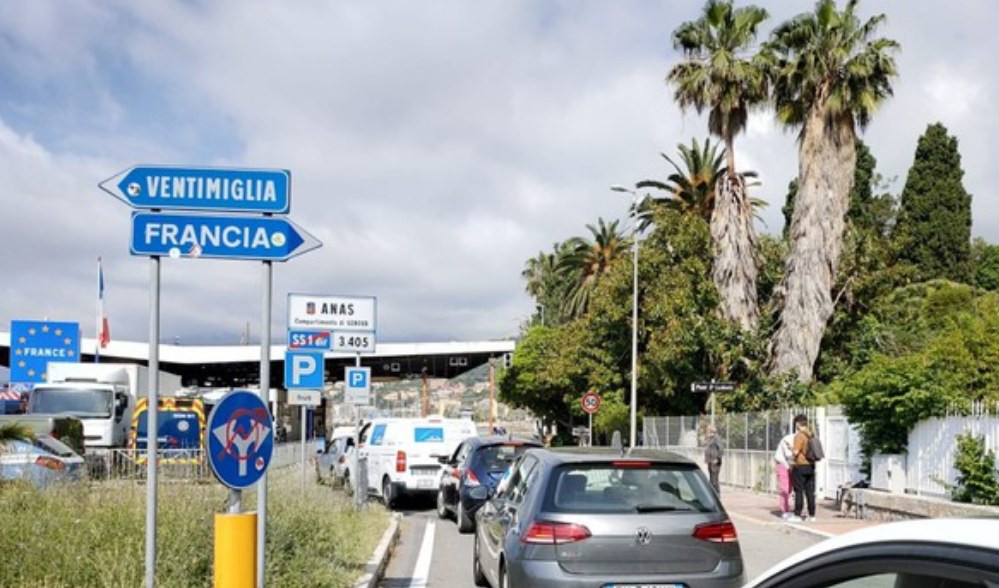 Controlli migranti a Ventimiglia, lunghe code al confine