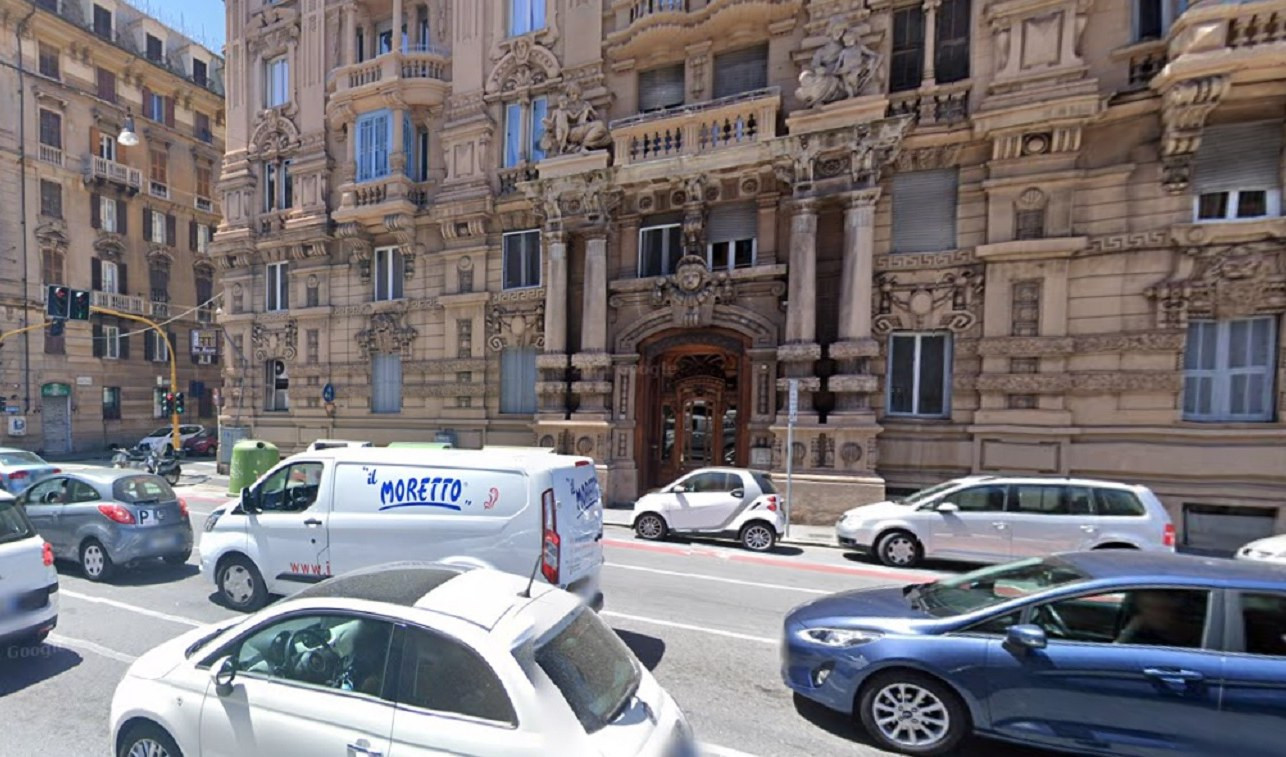 Genova, incidente in via Tolemaide: bus di traverso