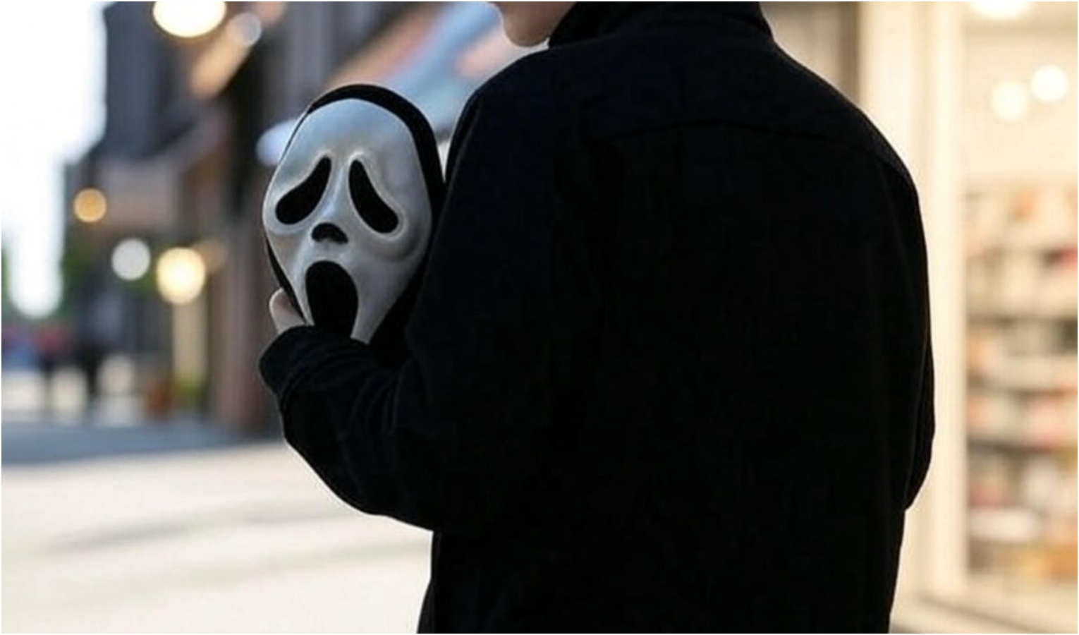 Aggressione shock, ragazzo sprangato da due giovani con maschera di Scream