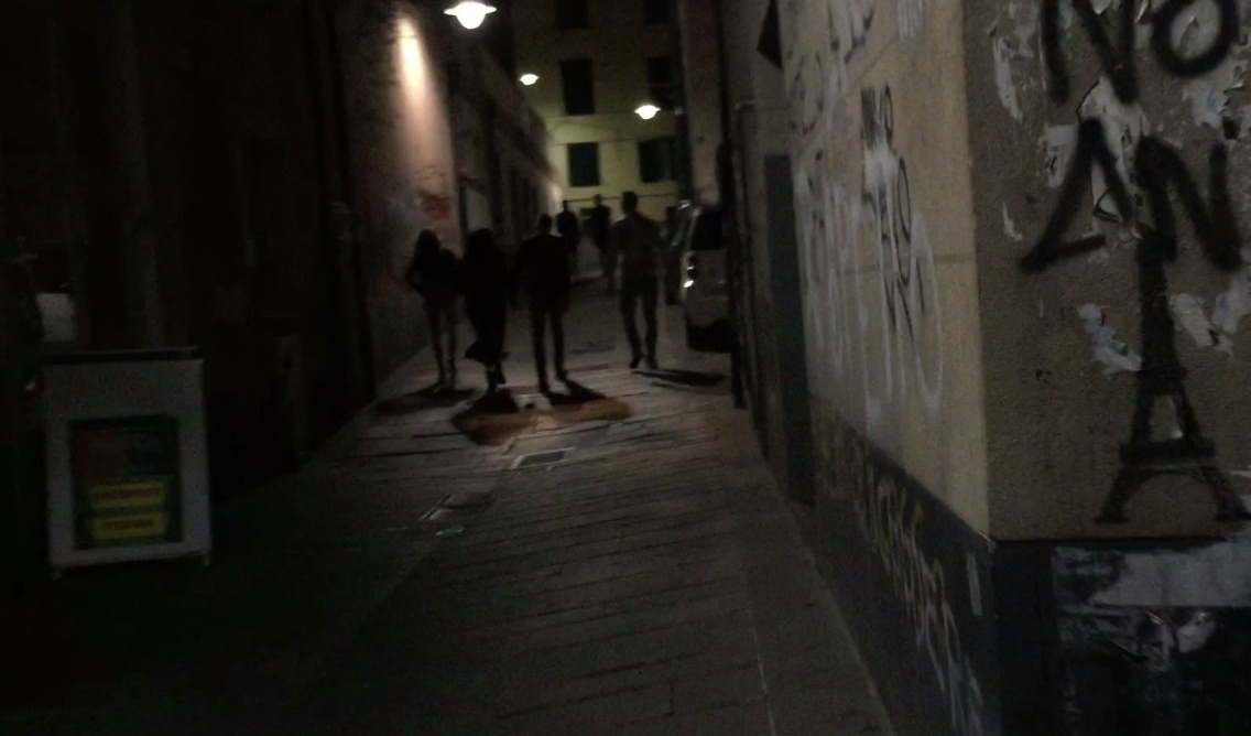 Genova, abitante si lamenta del rumore sotto casa: ferito con coccio di vetro