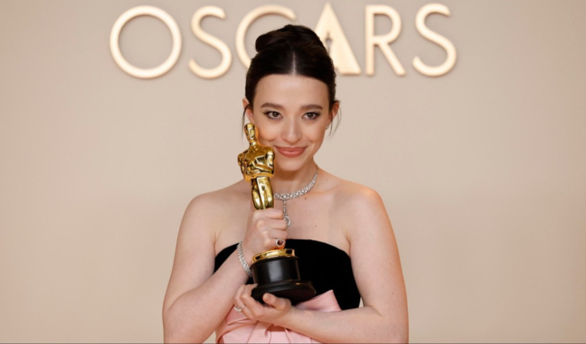 L'attrice Mikey Madison con l'Oscar conquistato per 'Anora' Una ragazza con un Oscar in mano