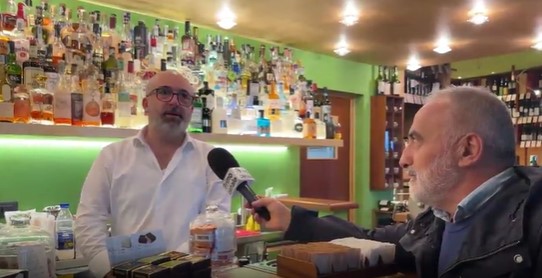 Storie in allerta, il barista e la turista che mangiò le fave con le bucce