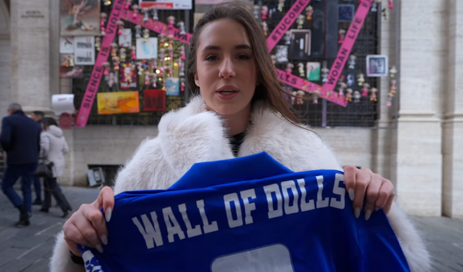 Una ragazza mostra una maglia di calcio