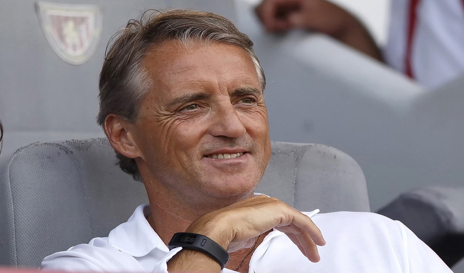 Un bell'uomo sorridente