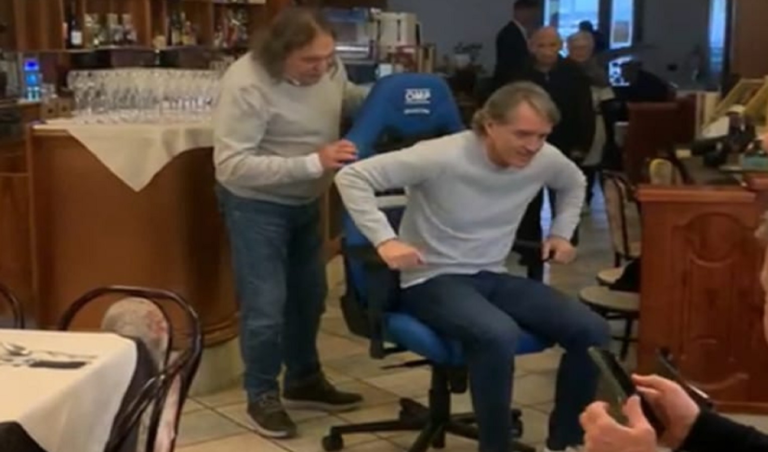 Claudio Bosotin regala a Roberto Mancini una sedia blucerchiata per i suoi 60 anni