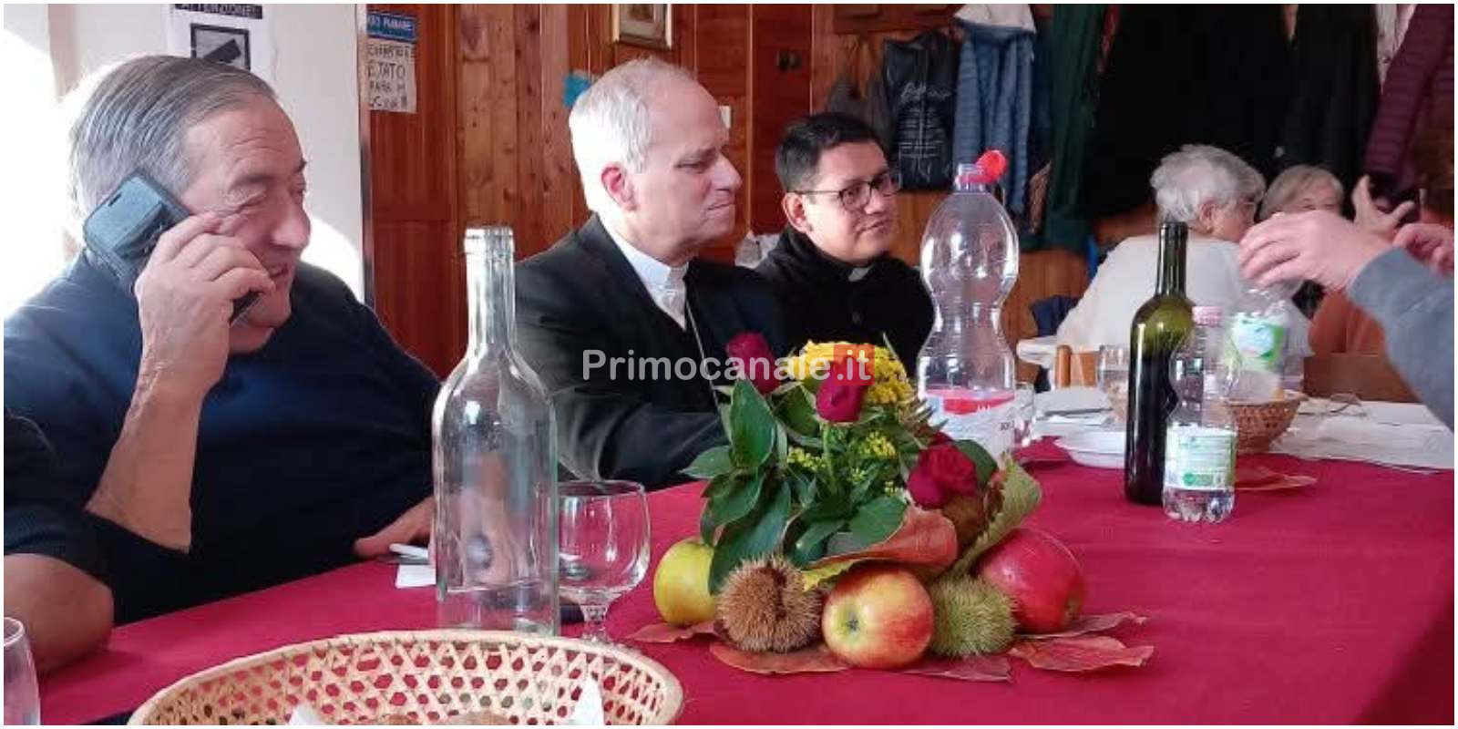 Tre uomini seduti a tavola