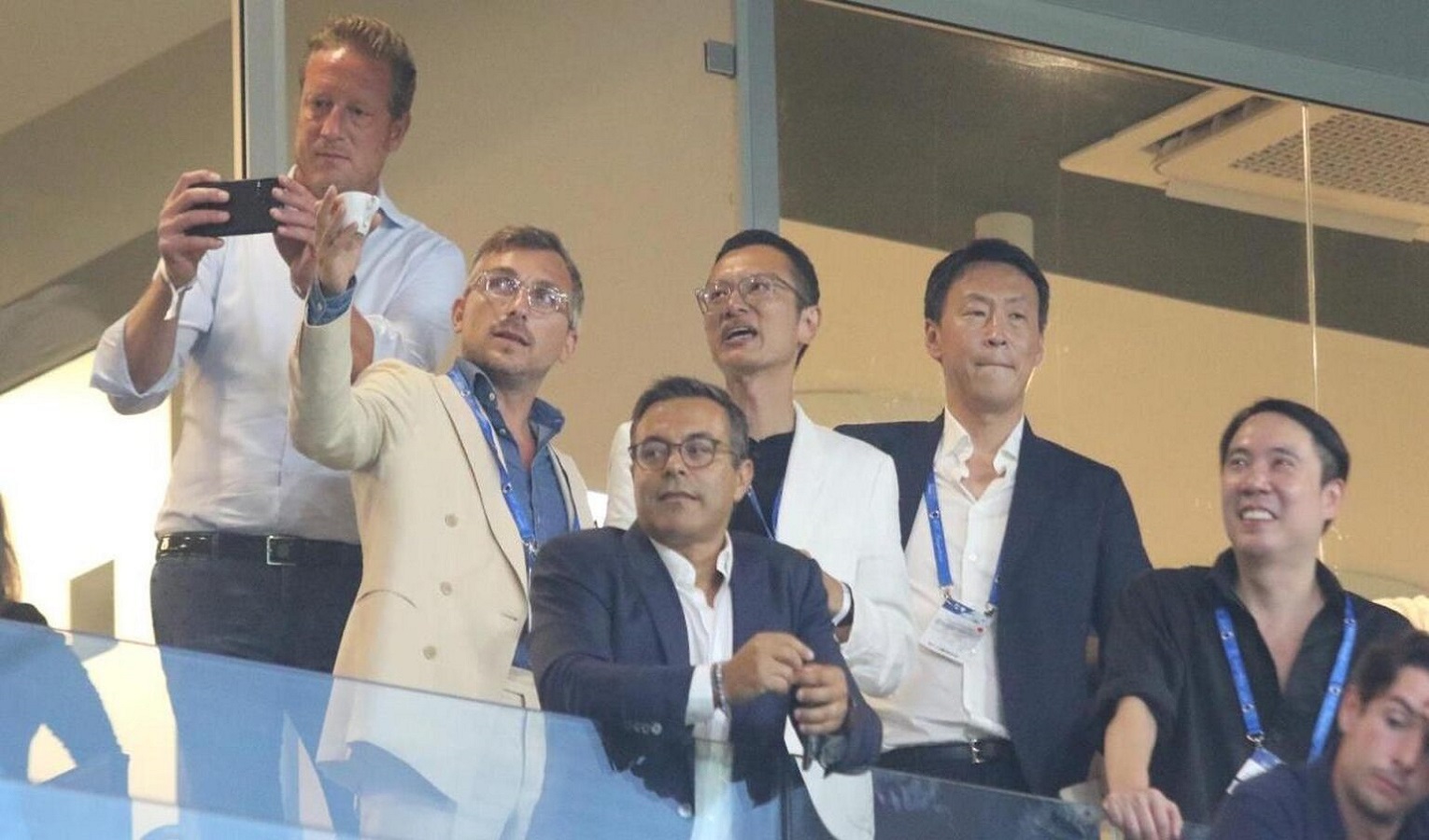 Una tribuna di uno stadio affollato