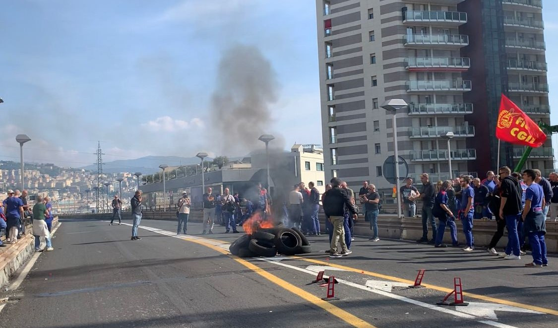 Ansaldo Energia, lavoratori in piazza: riaperti casello di Genova Ovest e Sopraelevata 