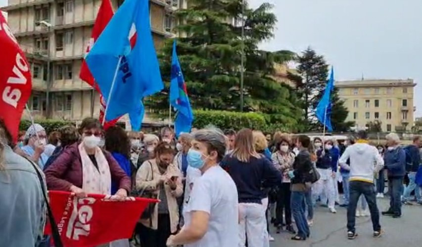 Genova, al Galliera l'assemblea permanente dei sanitari: 