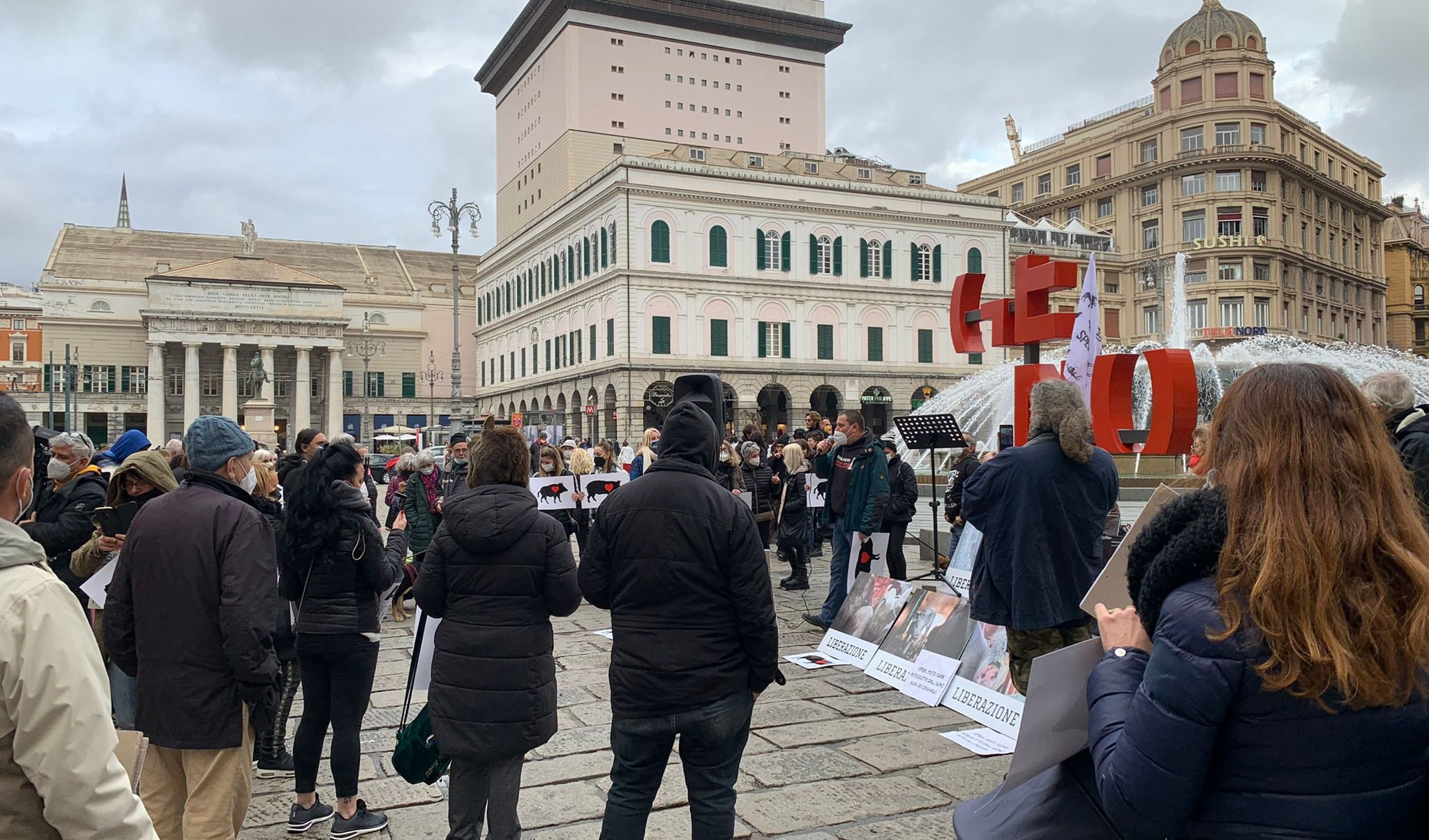 Animalisti a De Ferrari per i cinghiali del Bisagno: 