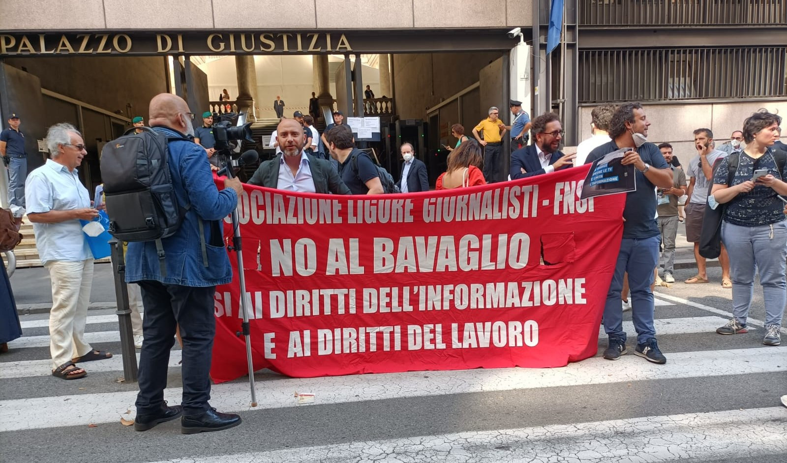 Processo Morandi senza telecamere, protesta davanti al tribunale: 