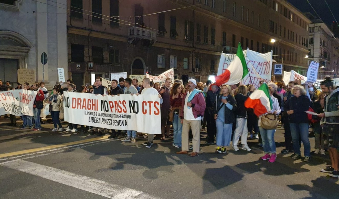 Corteo no green pass, circa 600 le persone per le vie del centro di Genova