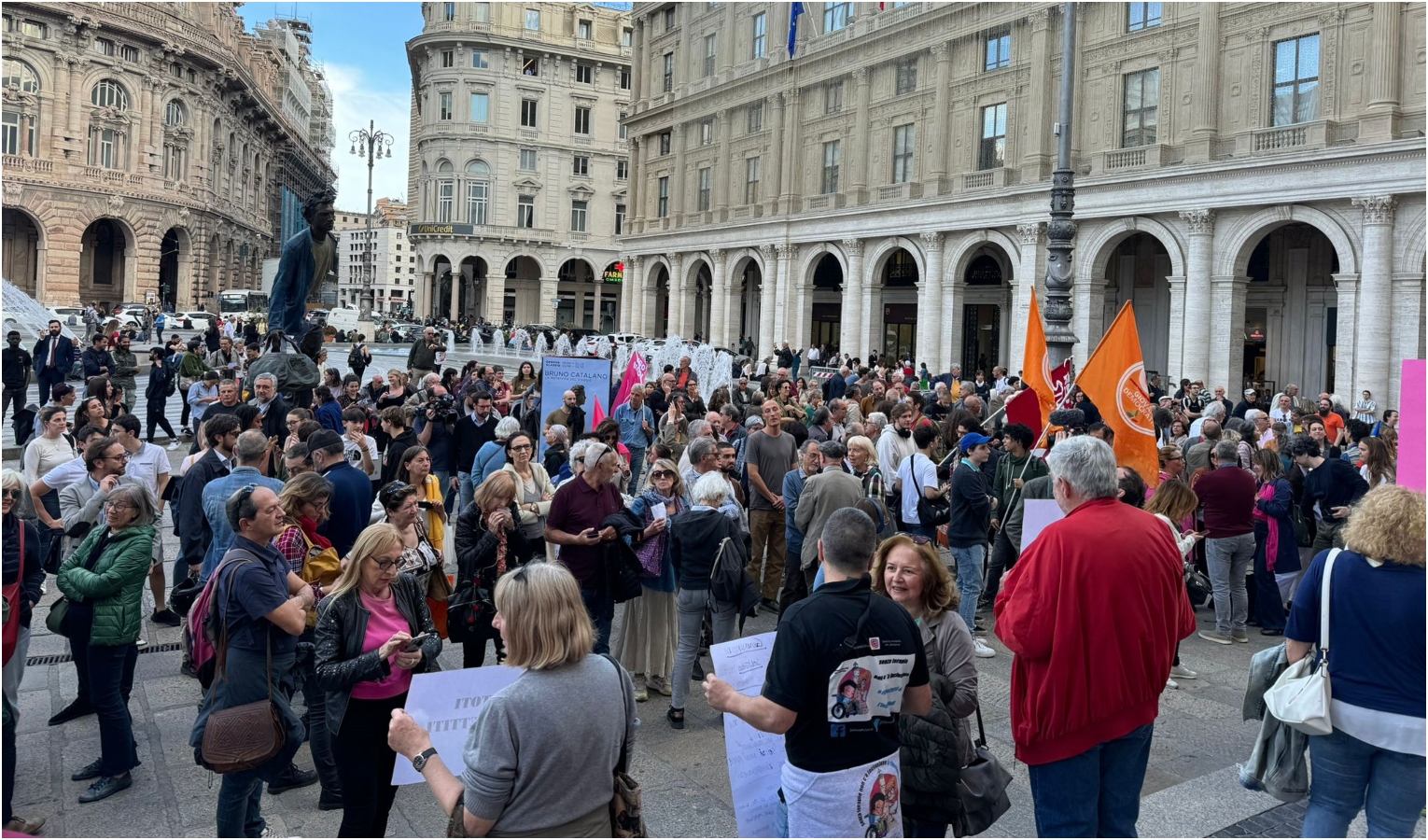 In piazza per chiedere le dimissioni di Toti, presente anche la politica