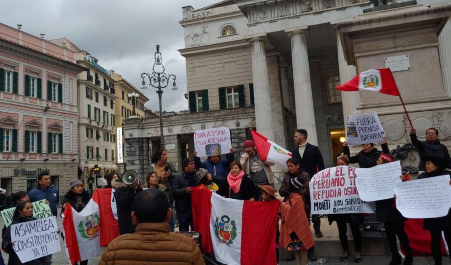 Caos e scontri in Perù: comunità peruviana in piazza a Genova 