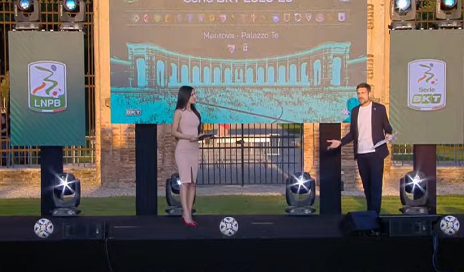 Un palco, un uomo e una donna vestiti eleganti