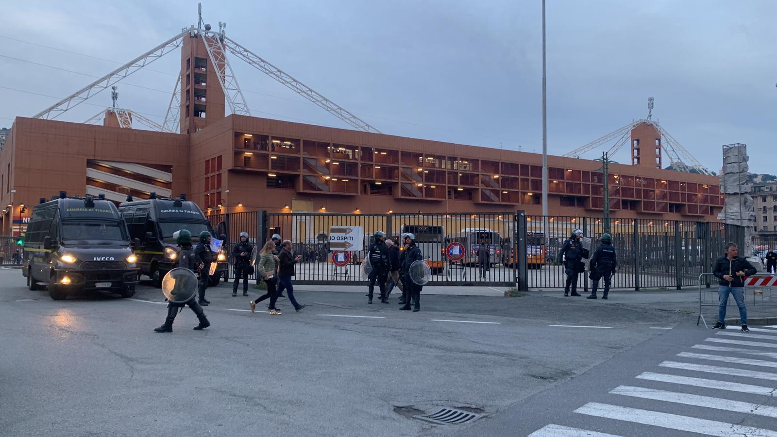 Scontri con tifosi allo stadio di Marassi, i poliziotti chiedono di lavorare in sicurezza